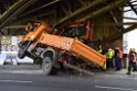 LKW blieb unter Bruecke haengen Koeln Deutz Deutz Muelheimerstr P038